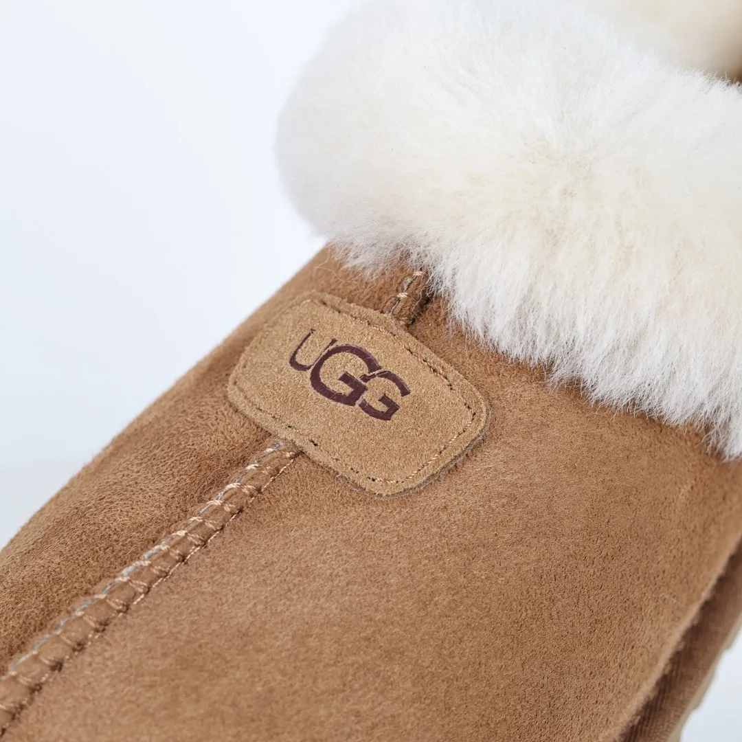 Pick up locally 💰520 The core recommendation is good price UGG Tazite slip-on lazy slippers series Maroon Xiaohongshu hot model Henan Longfeng leather production Sheepskin integrated top quality in the market 2-3 cm cashmere insole to keep warm in winter and suitable for home use UUG has launched a style series in the new year, which is partially geared towards the preferences of young consumers and has also moved to the forefront of fashion trends. Shoe body material Water-repellent coated suede upper 17mm UGGPURE™ implanted wool insole Lightweight non-slip comfortable rubber outsole With brand LOGO Trademark Comes with full packaging Size: 35 36 37 38 39 40